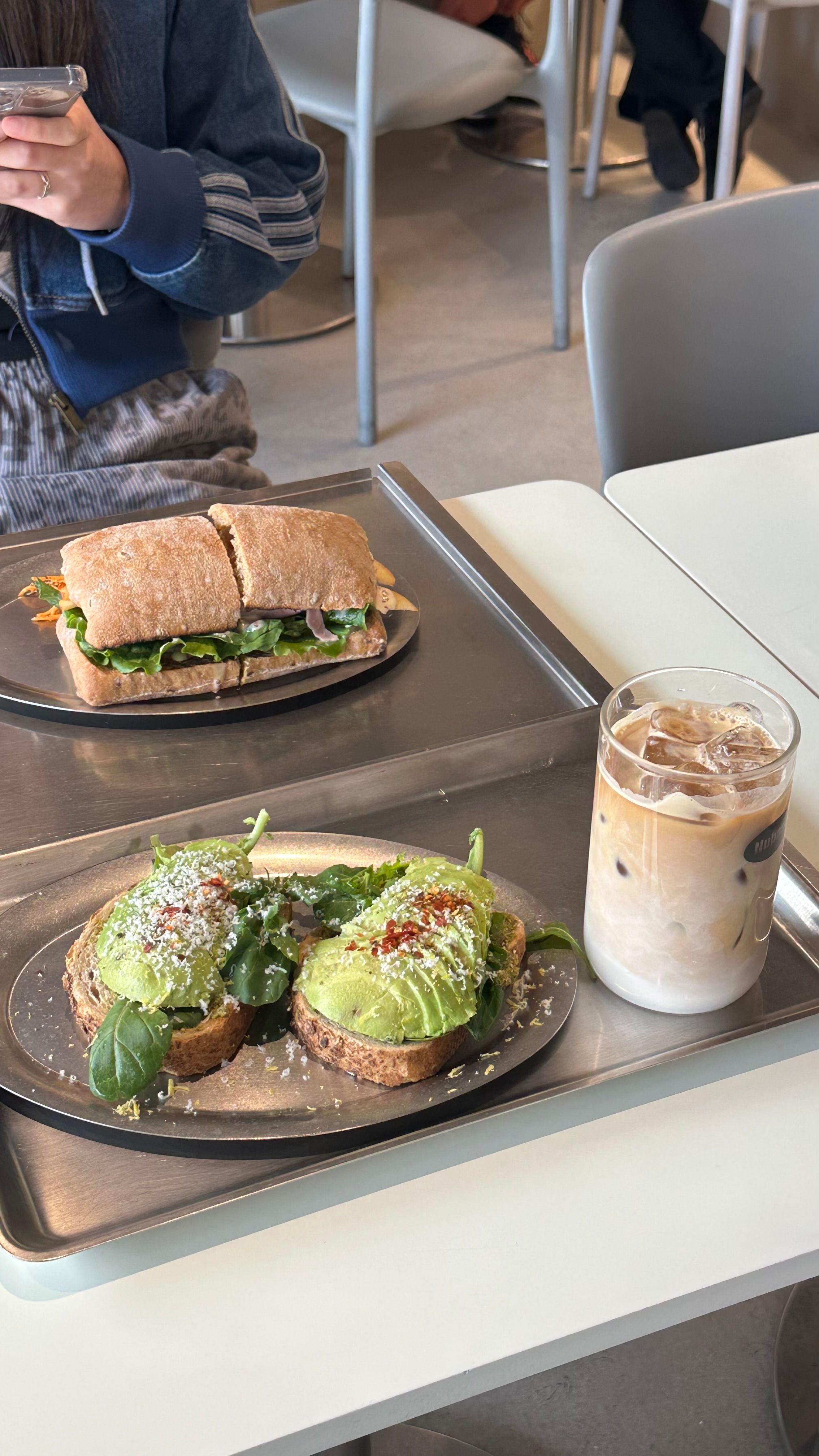 The best salad spot in the Sinsa Station area!