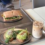 The best salad spot in the Sinsa Station area!